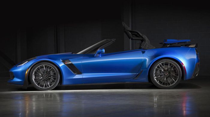 Η υφασμάτινη οροφή της Corvette Z06 Convertible ανοίγει και εν κινήσει με ταχύτητες έως και 50 χλμ./ώρα.